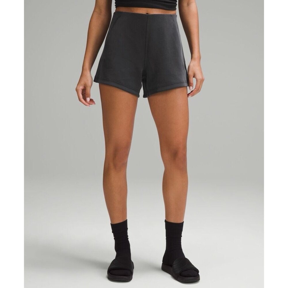 Lululemon Softstreme Kick-Flare Mid-Rise Shorts 4” Size 4